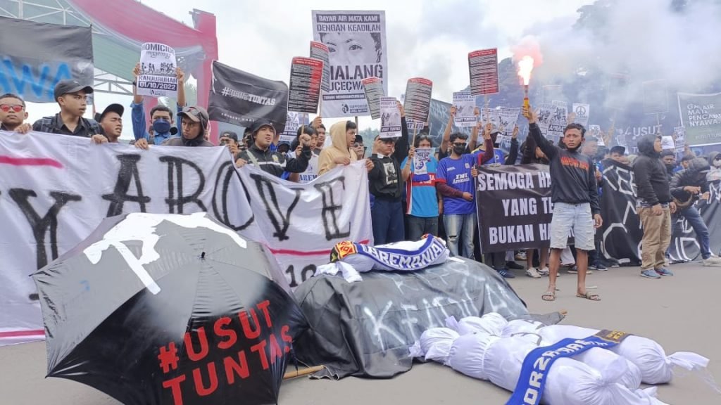 Gelar Aksi, Aremania Sampaikan 9 Tuntutan atss Tragedi Kanjuruhan Aremania saat menggelar aksi atas tragedi Kanjuruhan / istimewa