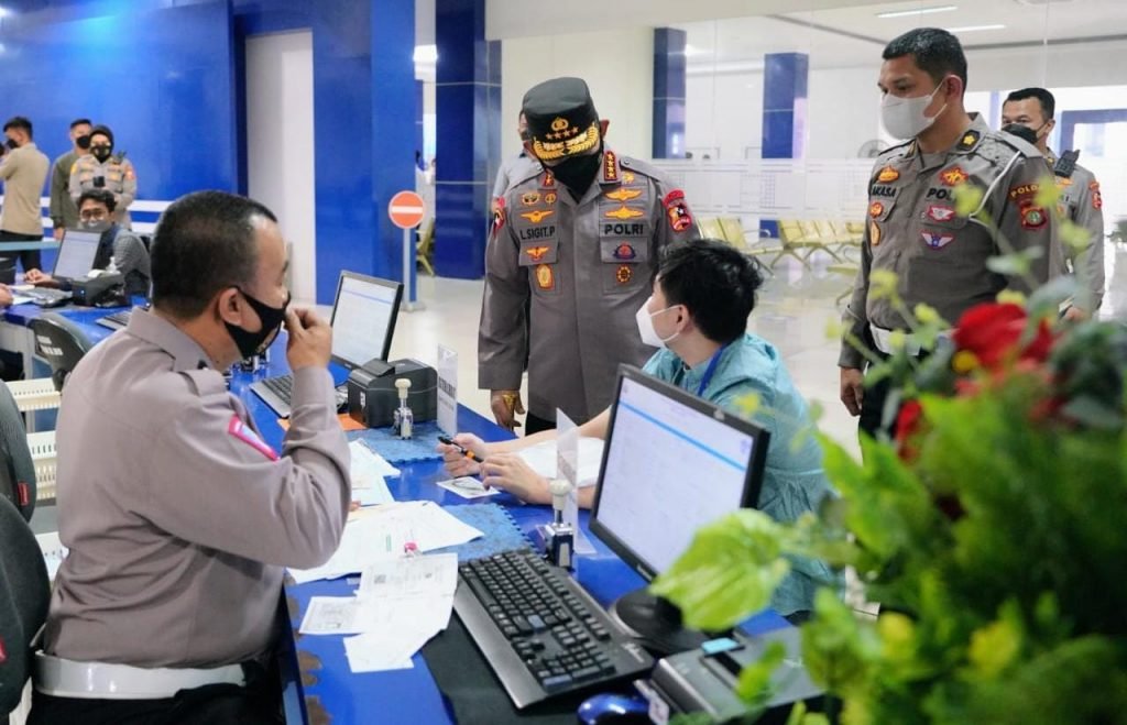 Kapolri Usulkan Buat SIM Diberi 2 Kali Kesempatan Jika Gagal Kapolri Jenderal Listyo Sigit Prabowo saat melakukan inspeksi mendadak (sidak) di satuan Penyelenggara Administrasi (Satpas) SIM Polda Metro Jaya / dok. Polri