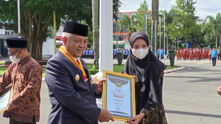 Berprestasi di Pendidikan, Fitriyah Mahdali Sabet Penghargaan dari Pemkab Malang Fitriyah Mahdali terima penghargaan dari Bupati Malang H.M Sanusi / Istimewa
