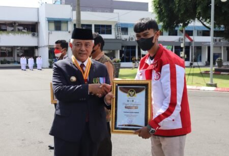 Aktif di Bidang Teknologi, Farhanudin Fattah Raih Penghargaan dari Pemkab Malang Bupati Malang H.M Sanusi saat memberikan penghargaan pada Farhanudin Fattah / Istimewa