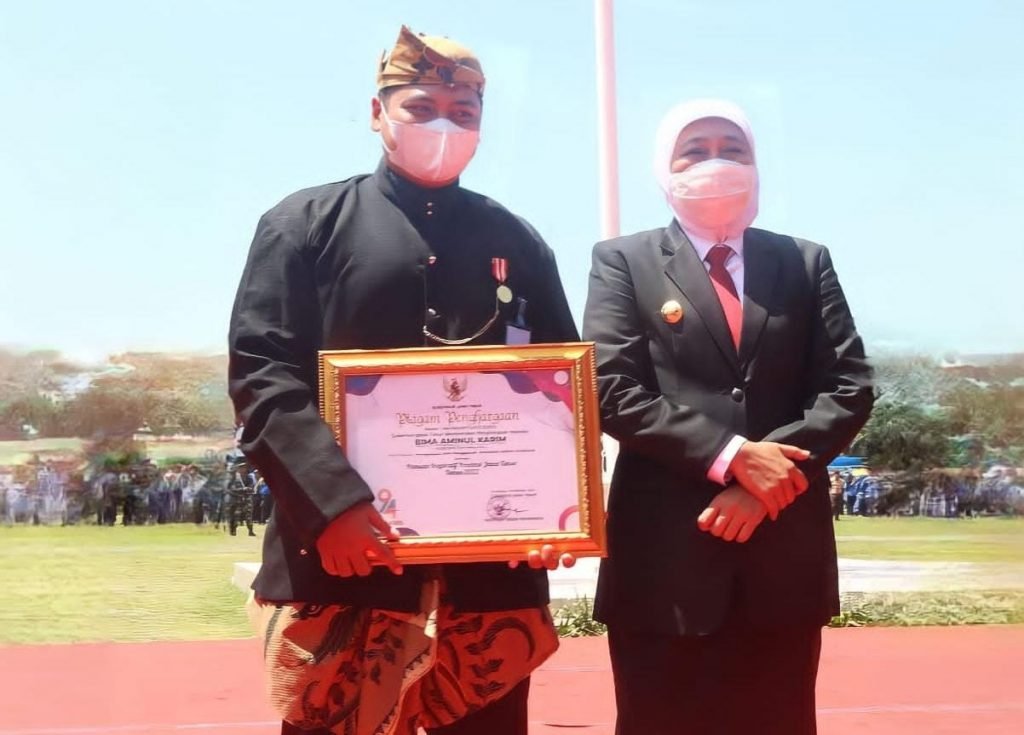 Pemuda Asal Donomulyo Raih Penghargaan Pemuda Inspiratif Provinsi Jatim Bima Aminul Karim pemuda asal Donomulyo bersama Gubernur Jawa Timur Khofifah Indar Parawansa/ Istimewa