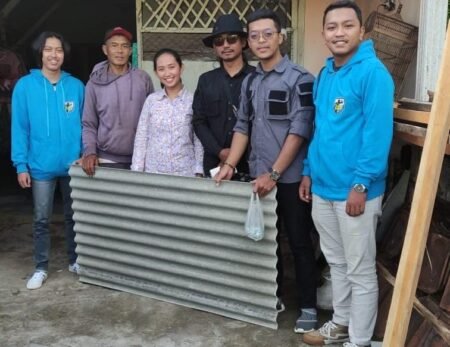 DPD KNPI Kabupaten Malang Terus Salurkan Bantuan untuk Warga Terdampak Banjir-Longsor Pengurus DPD KNPI Kabupaten Malang salurkan bantuan material gelombang asbes kepada warga Bantur / istimewa