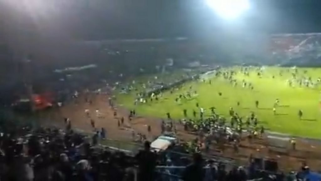 Laga Arema FC vs Persebaya Berakhir Ricuh, Puluhan Suporter Meninggal Dunia Tangkapan layar kericuhan di Stadion Kanjuruhan Malang usai laga Arema FC vs Persebaya