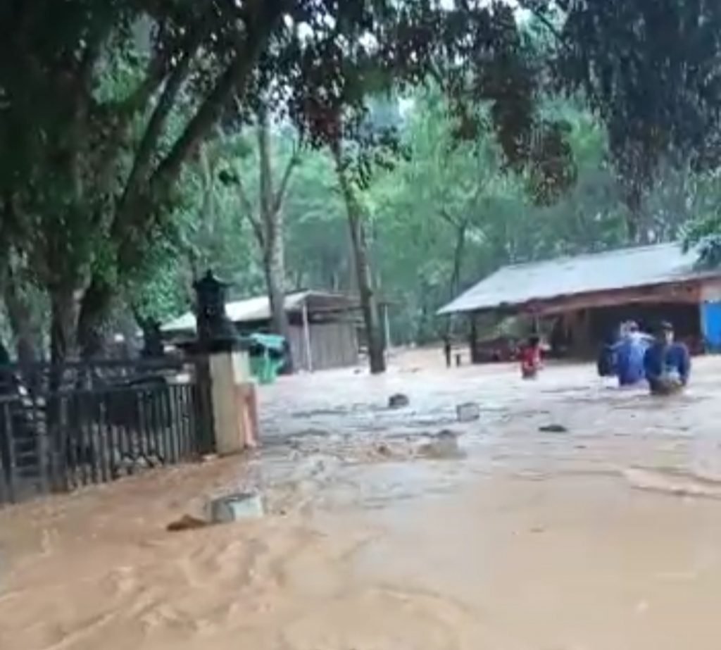 Kabupaten Malang Bagian Selatan Dikepung Banjir, 5 Kecamatan Terdampak Salah satu wilayah Kabupaten Malang yang diterjang banjir, Desa Lebakharjo Ampelgading