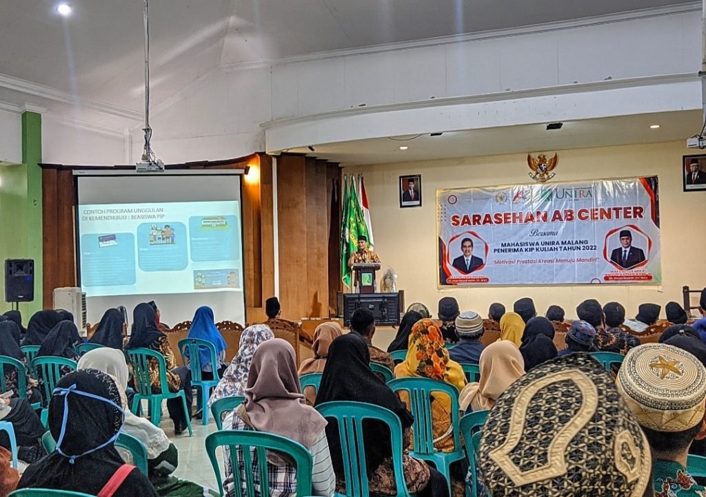 Wakil Ketua MPR RI, Ahmad Basarah Komitmen Perjuangkan Kesetaraan Pendidikan Wakil Ketua MPR RI Dr. Ahmad Basarah saat memberikan kuliah umum silaturahmi dengan mahasiswa penerima beasiswa KIP Kuliah tahun 2022 Unira Malang, Sabtu (15/10/2022)