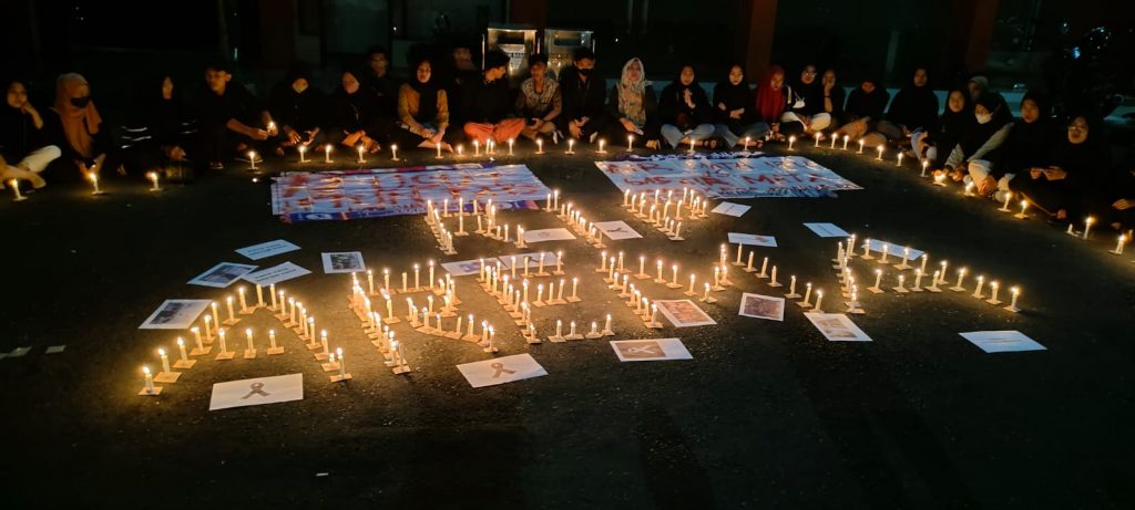 Gemasaba Kota Malang Gelar Aksi Solidaritas Tragedi Kanjuruhan “Duka Arema Duka Dunia” Peserta aksi solidaritas tragedi kanjuruhan tengah berkumpul dalam suasana haru dengan lantunan doa