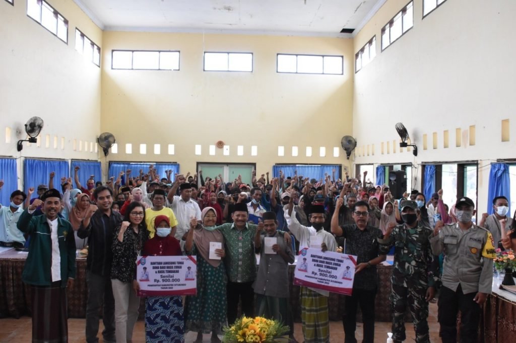 Ribuan KPM di Situbondo Terima BLT DBHCHT Keluarga Penerima Manfaat (KPM) di Situbondo menerima Bantuan Langsung Tunai (BLT) / Prokopim