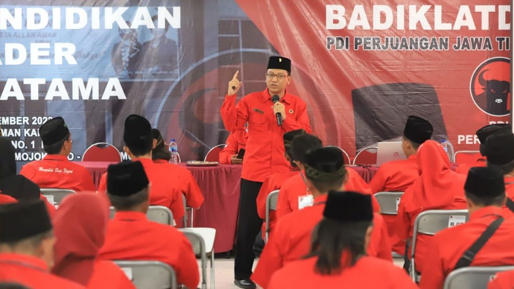 Anggota DPRD Jatim, Daniel Rohi, Ajak Kader Banteng Rapatkan Barisan Daniel Rohi saat membuka Pendidikan Kader Pratama yang digelar DPC PDIP Kabupaten Mojokerto di aula Wisma Taman Kartini, Pacet, Jumat (4/11/2022)