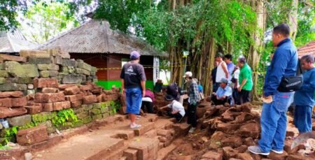 Tumpukan Batu Mirip Bangunan Candi Hebohkan Warga Sukoreno Penemuan Tumpukan batu candi oleh Warga Dusun Candi, Desa Sukoreno, Kecamatan Prigen / ist