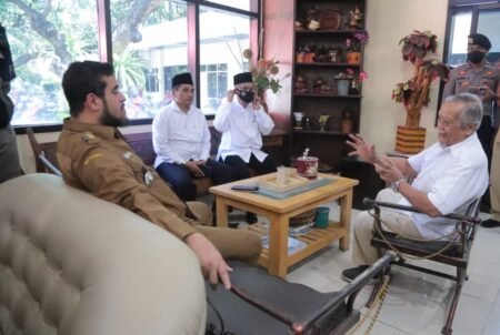 Tegas, Pemkot Probolinggo Segel Tempat Hiburan Karaoke Wali Kota Probolinggo Habib Hadi Zainal Abidin memimpin langsung penyegelan salah satu ruangan di Hotel Tampiarto / dok. Pemkot Surabaya