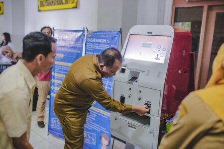 Mal Pelayanan Publik (MPP) Kabupaten Jember Mulai Dilakukan Uji Coba Bupati Jember Hendy Siswanto ketika berkunjung ke MPP yang berlokasi di Gedung Serbaguna Kaliwates / ipf