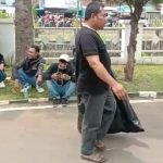 Momen Aremania Memungut Sampah Usai Lakukan Aksi