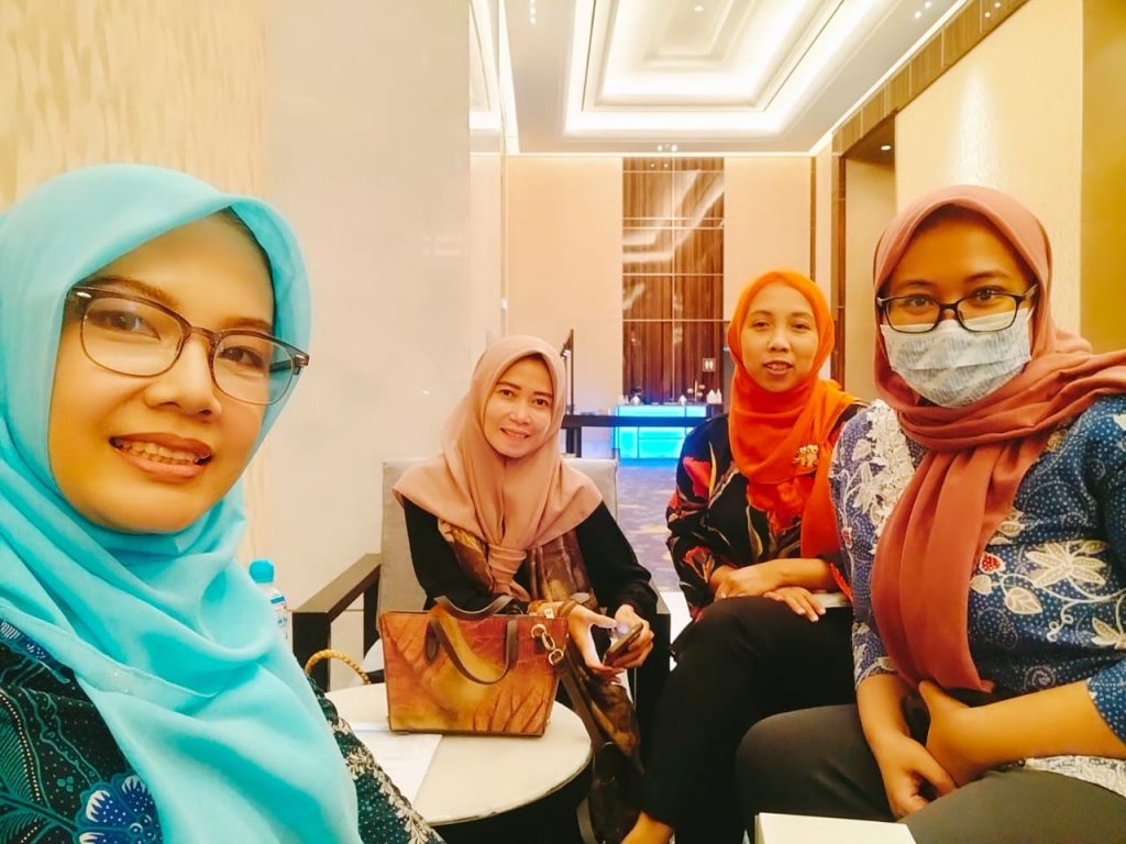 Usulan Tim Dosen Unesa “Bospoke Tailoring Berbasis Web” Raih Pendanaan Tim Pengusul Unesa (dari ki-ka: R.A. Sista Paramita, Owner @daunefek - Siti Harnanik dan Tias IAndarini Indarwati ) / ist