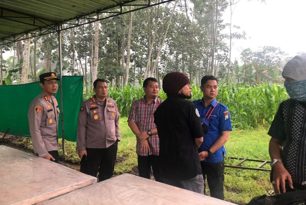 Ditreskrimum Polda Jatim Tinjau Lokasi Autopsi Korban Tragedi Kanjuruhan Malang Tim Direktorat Reserse Kriminal Umum Polda Jatim dipimpin Kombes Pol Totok Suharyanto dan Kabid Humas Kombes Pol Dirmanto didampingi Kapolres Malang AKBP Putu Kholis Aryana meninjau lokasi autopsi korban Tragedi Kanjuruhan