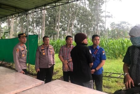 Ditreskrimum Polda Jatim Tinjau Lokasi Autopsi Korban Tragedi Kanjuruhan Malang Tim Direktorat Reserse Kriminal Umum Polda Jatim dipimpin Kombes Pol Totok Suharyanto dan Kabid Humas Kombes Pol Dirmanto didampingi Kapolres Malang AKBP Putu Kholis Aryana meninjau lokasi autopsi korban Tragedi Kanjuruhan