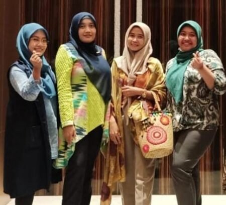 Generative Adverserial Networks, Inovasi Tim Dosen Unesa hingga Peroleh Pendanaan Tim Pengusul Unesa (dari ki-ka: Dhita Ayu, Siti Harnanik- Mitra “Daun Efek”, Riska Dhenabayu)