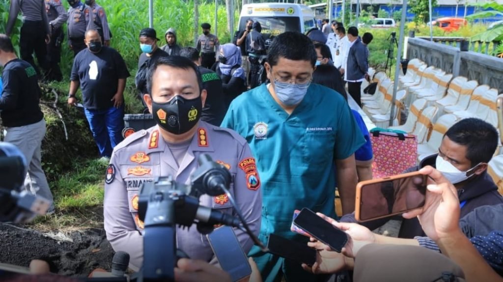 Telah Rampung, Hasil Autopsi Dua Korban Tragedi Kanjurahan Keluar Delapan Pekan Lagi Kabid Humas Polda Jatim Kombes Pol Dirmanto bersama Ketua Perhimpunan Dokter Forensik Jatim, Dr dr Nabil Bahasuan SpFM SH MH selaku Ketua Tim Autopsi Dua Korban Tragedi Kanjuruhan / Ist