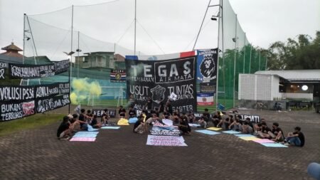 Buntut Tragedi Kanjuruhan, Armatim Minta Kapolri Pecat Mantan Kapolda Jatim Supporter Arema Timur (Armatim) korwil Poncokusumu Kabupaten Malang saat menggelar aksi Bungkam / ist