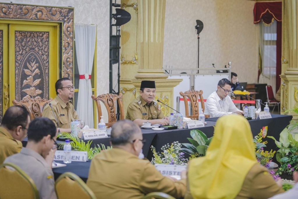 Hore!, Pemkab Jember Fasilitasi Warga Nobar Piala Dunia Selama Sebulan Bupati Jember Hendy Siswanto saat meminpin rapat / ipf