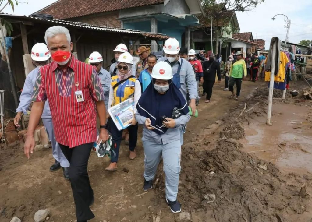 Ganjar Minta BBWS Bikin Tanggul Sementara Cegah Banjir Mangkang Wetan Gubernur Jawa Tengah Ganjar Pranowo meninjau Kelurahan Mangkang Wetan yang terkena banjir dari luapan Kali Beringin / dok. Pemprov Jateng
