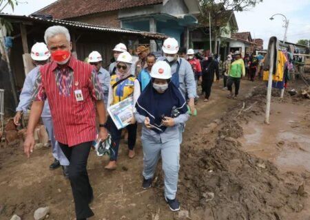 Ganjar Minta BBWS Bikin Tanggul Sementara Cegah Banjir Mangkang Wetan Gubernur Jawa Tengah Ganjar Pranowo meninjau Kelurahan Mangkang Wetan yang terkena banjir dari luapan Kali Beringin / dok. Pemprov Jateng