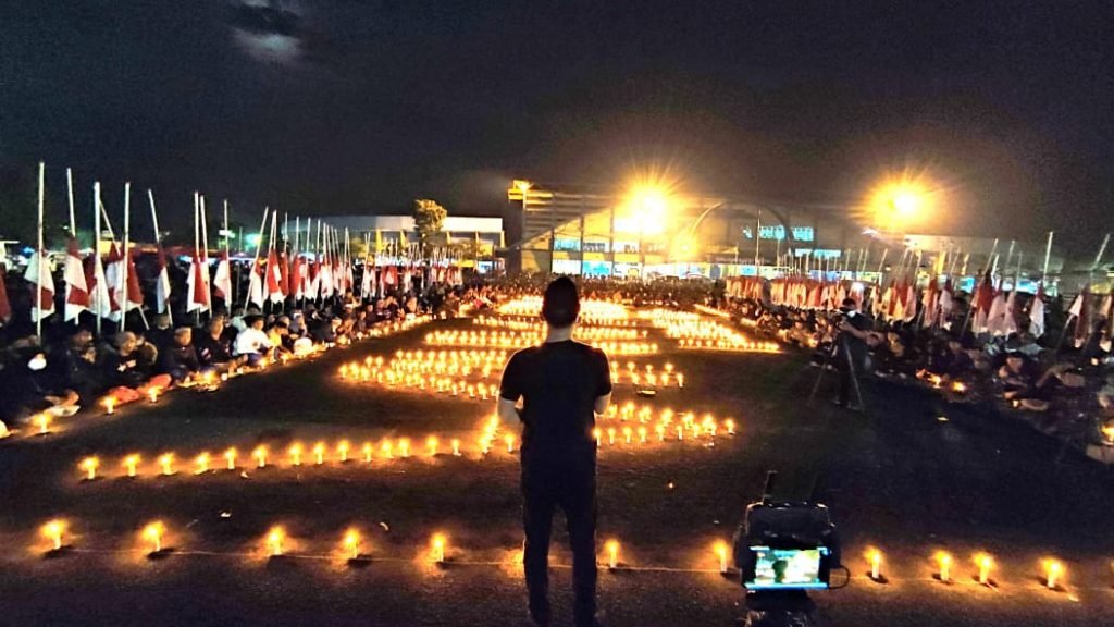 Aremania Panjatkan Doa Peringati 40 Hari Tragedi Kanjuruhan Zulham Akhmad Mubarrok saat menyampaikan orasi #usuttuntas dalam peringatan 40 hari Tragedi Kanjuruhan
