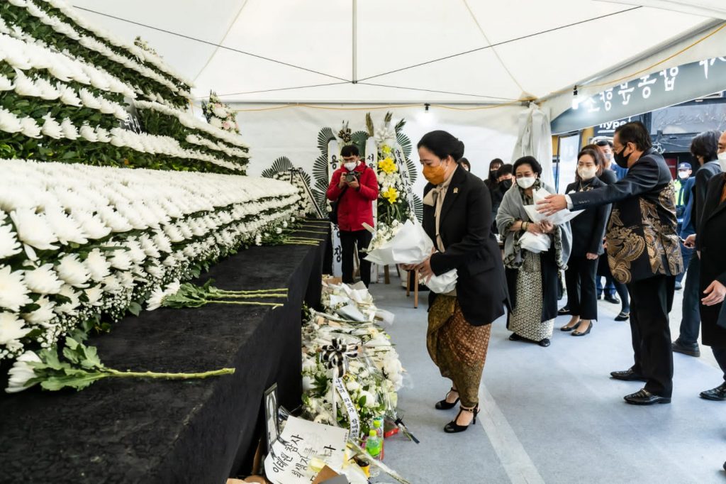 Datangi Lokasi Tragedi Itaewon, Puan Maharani Banjir Kritikan Ketua DPR RI Puan Maharani saat mendatangi lokasi tragedi Itaewon di Kota Seoul / @puanmaharani_ri