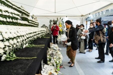 Datangi Lokasi Tragedi Itaewon, Puan Maharani Banjir Kritikan Ketua DPR RI Puan Maharani saat mendatangi lokasi tragedi Itaewon di Kota Seoul / @puanmaharani_ri
