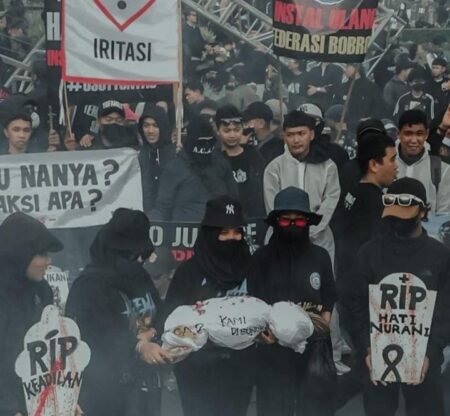 Turun ke Jalan, Aremania Bawa 135 Foto dan Keranda Mayat Potret Aremania saat turun ke Jalan suarakan keadilan untuk korban Tragedi Kanjuruhan/ istimewa