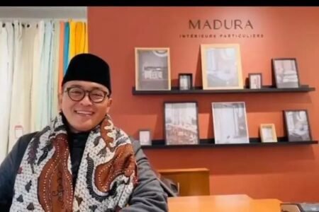 Potret Toko di Paris Pamerkan Brand Madura, Keren Bupati Pamekasan, Madura, Jawa Timur, Baddrut Tamam mengunjungi salah satu toko dengan brand Madura saat berada di Paris / dok. Pamekasan