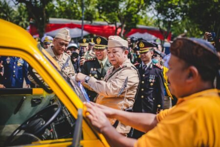 Naik Angkot di Jember Gratis Hingga Akhir Tahun 2022 Bupati Jember Hendy Siswanto saat menempelkan stiker angkot gratis / dok. Pemkab Jember