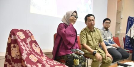 Siap Produksi, Enam Motif Batik Khas Kota Surabaya Dipatenkan Kepala Dinas Koperasi Usaha Kecil dan Menengah dan Perdagangan Kota Surabaya Fauzie Mustaqiem Yos mengenalkan batik Khas Surabaya/ dok. Pemkot Surabaya