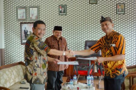 Sah, Singhasari Internasional College Jalin Kerjasama dengan Tomodachi Indonesia Gemilang Perjanjian Kerjasama antara Singhasari Internasional College (SIC) dan PT. Tomodachi Indonesia Gemilang di kantor yayasan Singhasari Internasional College
