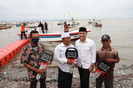 Beri Bantuan Perahu, Pemkot Surabaya Sulap Kampung Nelayan Jadi Destinasi Wisata Pemkot Surabaya memberikan bantuan berupa perahu wisata untuk 3 Kelompok Usaha Bersama (KUB) di kawasan Kampung Nelayan di Jalan Cumpat Gang H. Ulum/Taman, di Kecamatan Bulak Kota Surabaya