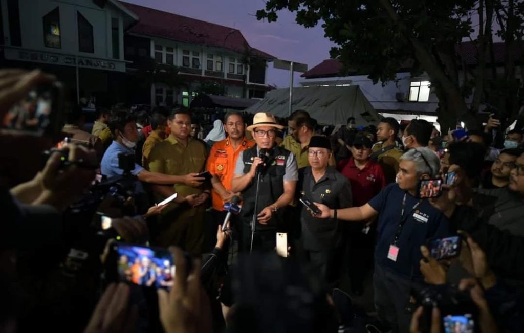 162 Orang Meninggal dalam Gempa Cianjur, Mayoritas Anak-anak Gubernur Jawa Barat Ridwan Kamil memberikan keterangan terkait gempa Cianjur/ ridwan kamil