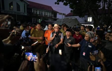 162 Orang Meninggal dalam Gempa Cianjur, Mayoritas Anak-anak Gubernur Jawa Barat Ridwan Kamil memberikan keterangan terkait gempa Cianjur/ ridwan kamil