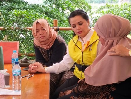 38 Anak Penyintas Kanjuruhan Mendapatkan Dukungan Pendidikan dan Pengasuhan Yanti Airlangga, Perempuan GOLKAR saat menemui penyintas tragedi kanjuruhan / istimewa