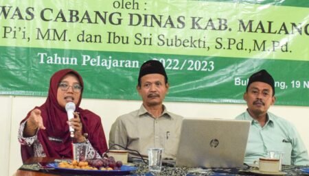 Kepala SMA An Nur Disupervisi oleh Pengawas Cabang Dinas Kabupaten Malang Kepala SMA An Nur menyambut kehadiran pengawas Cabang Dinas Pendidikan Kabupaten Malang di SMA An Nur / istimewa