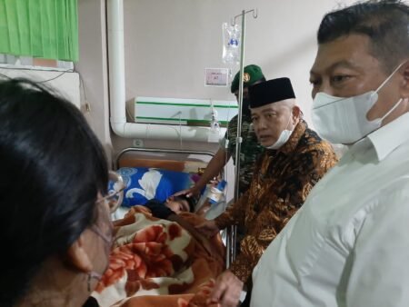 Pemkab Malang Bantu Biaya Korban Perundungan SDN Jenggolo Bupati Malang, Drs. H. M. Sanusi, M.M didampingi Wakil Bupati Malang, Drs. Didik Gatot Subroto, SH.MH dan Dandim 0818 Kabupaten Malang - Kota Batu, Letkol Inf. Taufik Hidayat.