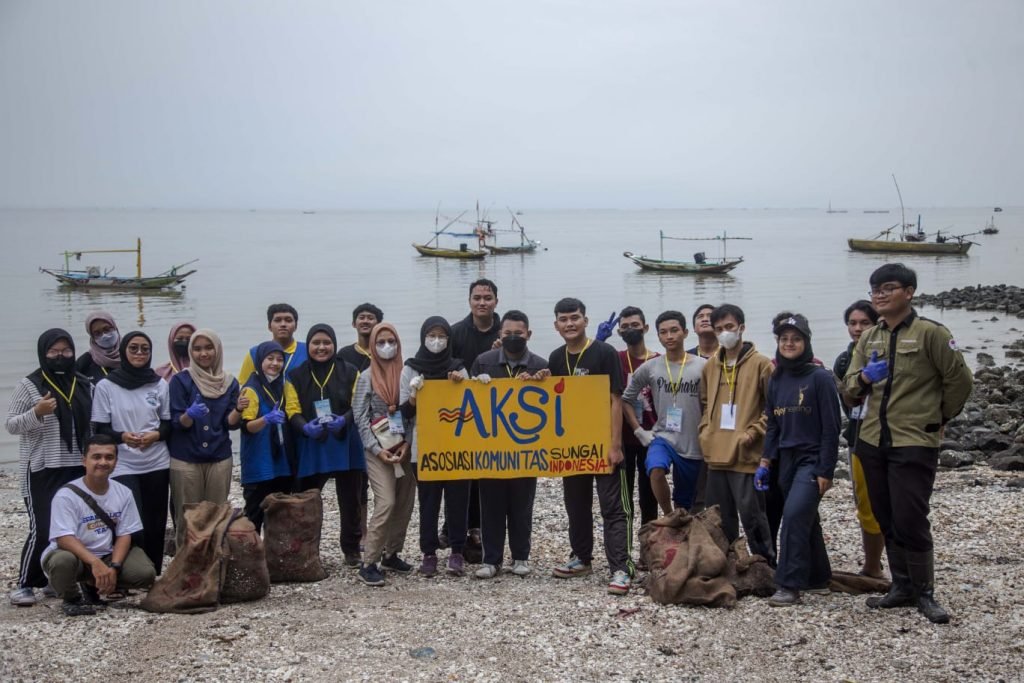 Peduli Lingkungan, BEM PENS dan Ecoton Lakukan Bersih Pantai Kenjeran Aksi bersih pantai BEM PENS Surabaya dan Ecoton