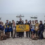 Peduli Lingkungan, BEM PENS dan Ecoton Lakukan Bersih Pantai Kenjeran