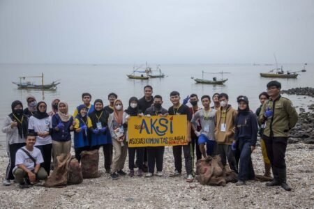 Peduli Lingkungan, BEM PENS dan Ecoton Lakukan Bersih Pantai Kenjeran Aksi bersih pantai BEM PENS Surabaya dan Ecoton