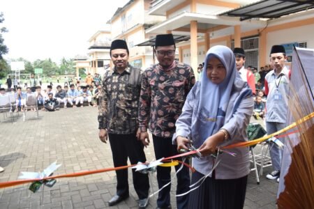 SMKS Modern Al-Rifa’ie Pamerkan Karya Seni Photography Human Interest Pemotongan Pita oleh Kepala Sekolah SMKS Modern Al-Rifa'ie Godanglegi, Siswati, M.Pd / Farid