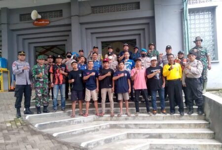 Aremania bersama Polisi Malang dan Elemen Masyarakat Gelar Bakti Religi Bakti sosial religi polsek Poncokusumo dan Aremania / Humas Polres Malang