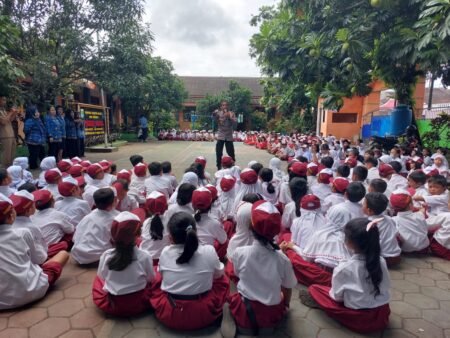 Cegah Perilaku Bullying, Polisi di Malang Lakukan Penyuluhan ke Sekolah Dasar AKP Sutomo melakukan penyuluhan kepada siswa SDN 1 Pakisaji, Selasa (29/11/2022) pagi / Humas Polres Malang