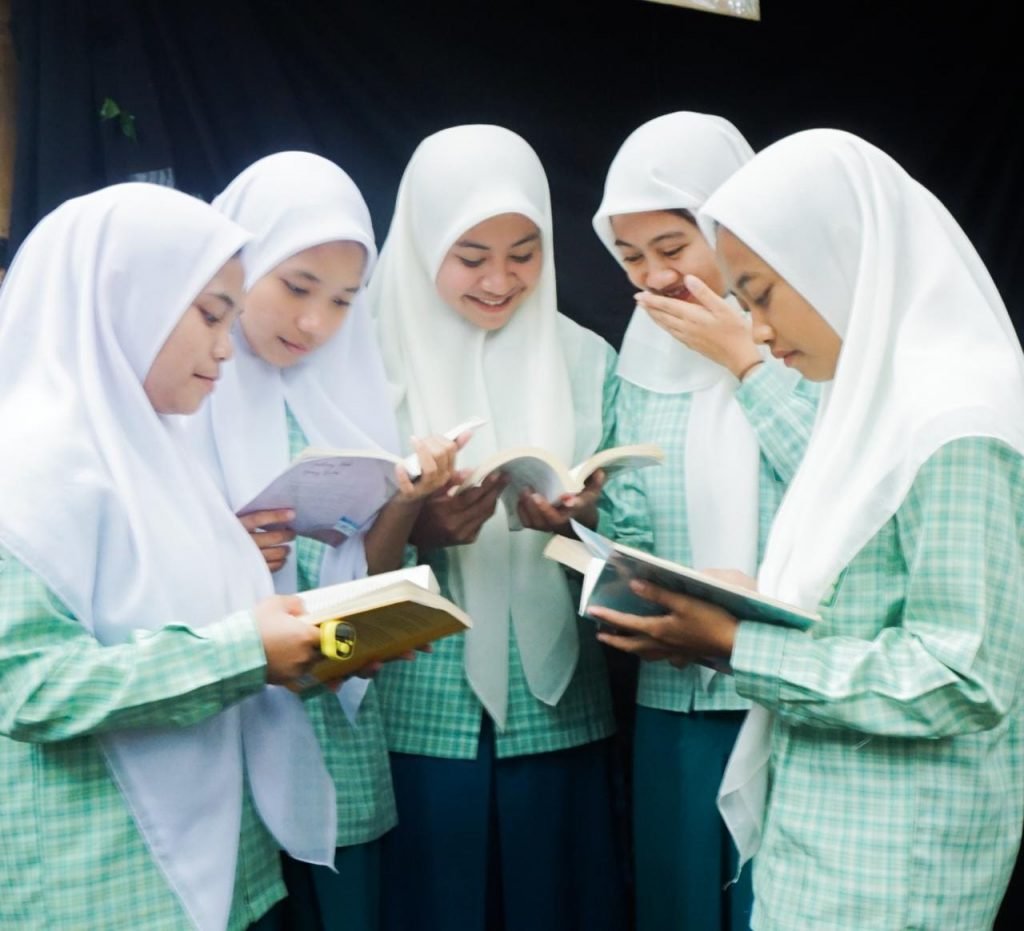 Lestari Literasi Oleh Duta Putri SMA An Nur Bululawang Program lestari literasi yang digagas oleh Duta Putri SMA An Nur Bululawang