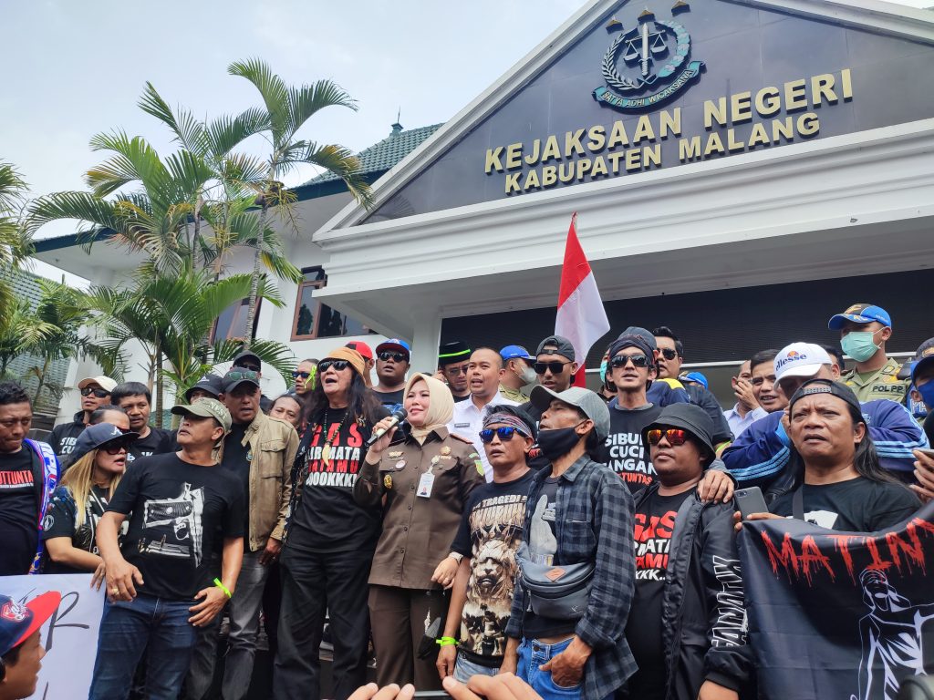Kembali Lakukan Aksi, Aremania Geruduk Kejari Kabupaten Malang Aremania saat ditemui langsung oleh Kepala Kejaksaan Negeri Kabupaten Malang