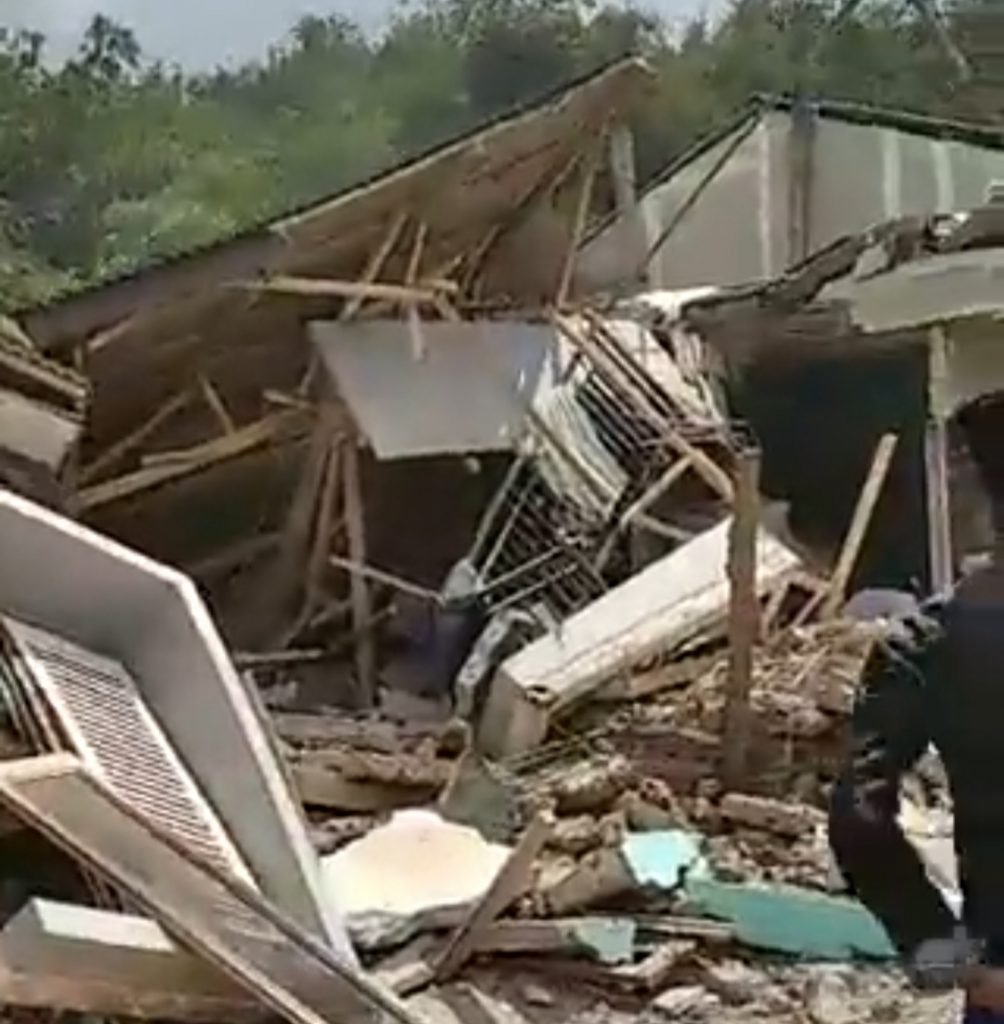 Gempa 5,6 M Guncang Cianjur, Belasan Orang Meninggal Kerusakan akibat gempa di Cianjur Jawa Barat / tangkapan layar