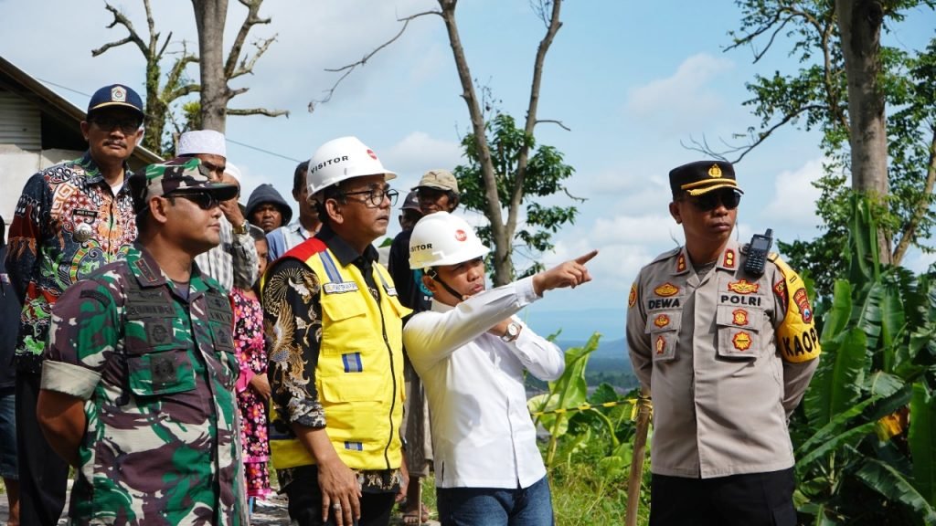 Jalur Piketnol Lumajang Segera Diperbaiki, Ditargetkan Rampung Akhir Tahun 2022 Bupati Lumajang Thoriqul Haq meninjau langsung titik longsor di KM 59 Jalur Piketnol / Kominfo-lmj/Fd