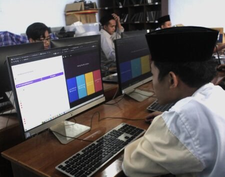 Manfaatkan Aplikasi Quiziz, Guru Bahasa Arab SMA An Nur Peroleh Pelatihan Pembuatan Soal HOTS Pelatihan pembuatan soal HOTS melalui aplikasi Quiziz SMA An Nur Bululawang